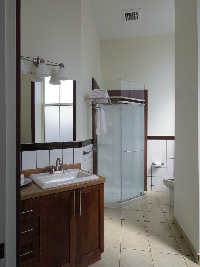 Water Suites ชาร์ลอตต์ทาวน์ ภายนอก รูปภาพ